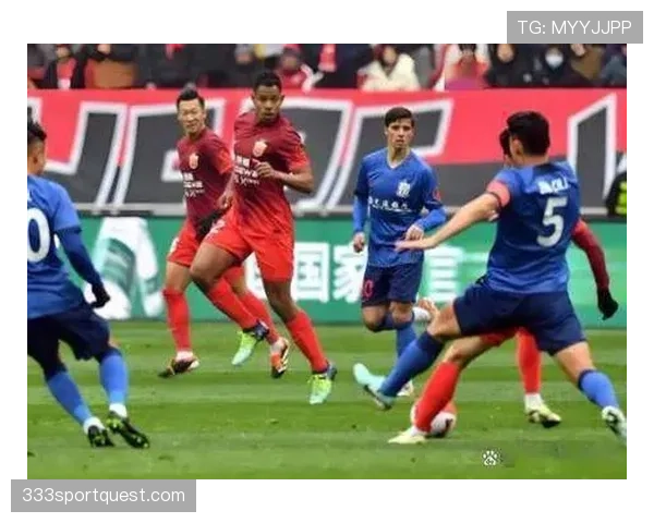 上海海港近期阵容调整明显,多位主力缺席对比赛节奏产生影响 上海海港近期阵容调整明显,多位主力缺席对比赛节奏产生影响
