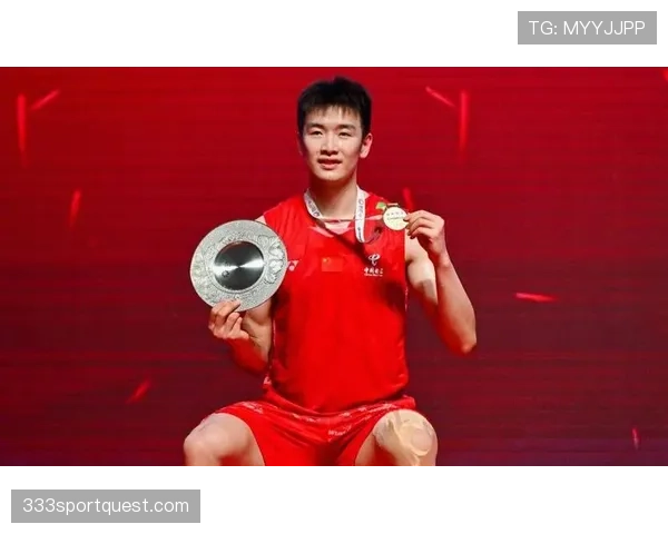 李诗沣训练完直接瘫在场边啃蛋白棒,这自律程度有点吓人 李诗沣训练完直接瘫在场边啃蛋白棒,这自律程度有点吓人