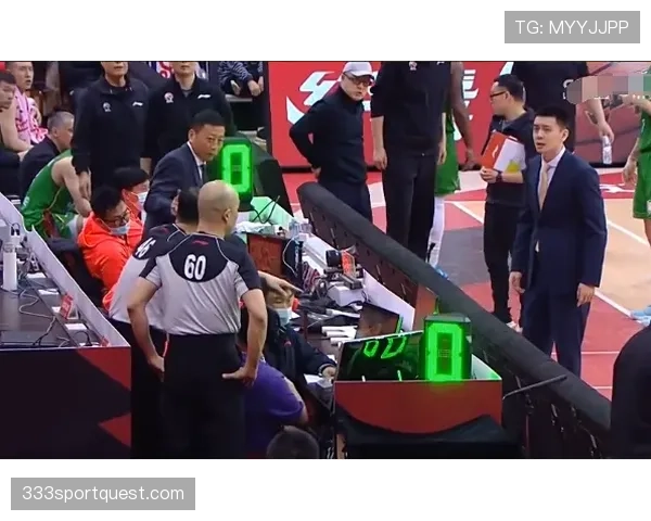 球出界判定规则解读:如何准确判断界外球并掌握球权归属 球出界判定规则解读:如何准确判断界外球并掌握球权归属