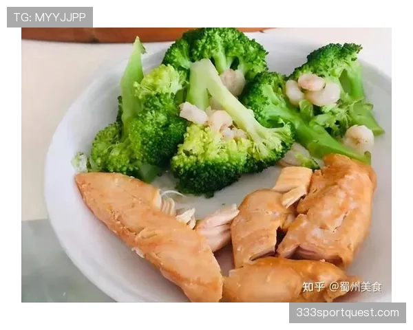 覃海洋训练完直接啃鸡胸肉,这自律看得我饭都吃不香了 覃海洋训练完直接啃鸡胸肉,这自律看得我饭都吃不香了